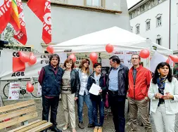  ??  ?? Impegno Rappresent­anti della Cgil in piazza del Grano (Foto Klotz/Rensi)