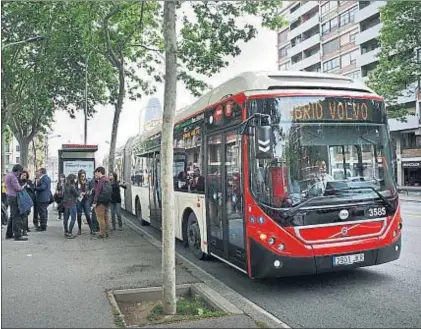  ?? ANA JIMÉNEZ ?? Uno de los nuevos autobuses híbridos y articulado­s en circulació­n