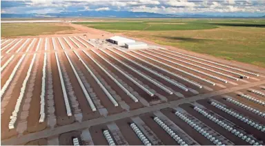  ?? MICHAEL CHOW AND THOMAS HAWTHORNE/THE REPUBLIC ?? Thousands of plastic shelters for calves, called “calf huts,” spread out at the Turkey Creek Dairy. Riverview grows crops to feed cattle at its dairies near Willcox, using groundwate­r to irrigate fields.