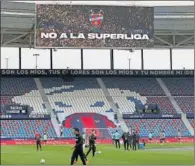  ??  ?? Un no a la Superliga en el campo del Levante.