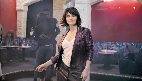  ??  ?? ► Isabelle (Juliette Binoche) baila sola en una escena de Un bello sol interior (2017), de Claire Denis, que en noviembre llega a salas.