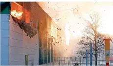  ?? FOTOS (2): DIRK NEUBAUER ?? Blick in die Flammenhöl­le im Inneren des Gebäudes.