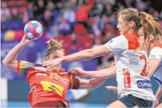  ?? AFP ?? La imagen de Nerea Pena, frenada por las jugadoras noruegas el pasado miércoles, define el fiasco en Francia