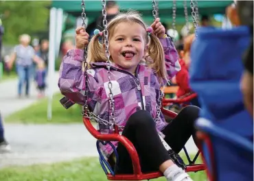  ?? FOTOS (2): NORMAN BÖRNER ?? Sophia freut sich auf eine Runde auf dem Kettenkaru­ssell. Das Angebot war vielfältig und sowohl für kleinere und ältere Kinder ein großer Spaß.