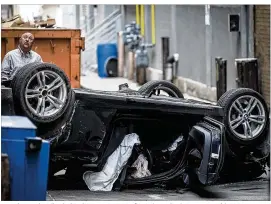  ?? NICK WAGNER / AMERICAN-STATESMAN ?? A car lies in the alley behind 508 Brazos St. after it breached retention cables at a downtown Austin garage Thursday and plunged several stories. On Sept. 9, an SUV went over the edge of the same garage and dangled for hours.