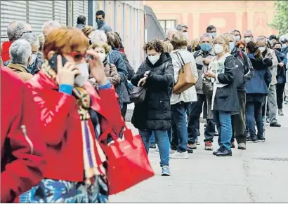  ?? ÀLEX GARCIA ?? Colas para la vacunación contra la covid en la Fira de Barcelona el viernes