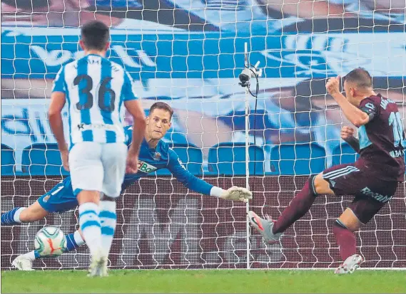  ?? FOTO: EFE ?? IAL filo del descanso Iago Aspas engaña a Álex Remiro y marca el tanto que decantó la balanza ayer en Anoeta