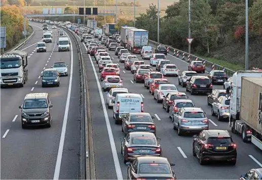  ?? Foto: Guy Jallay ?? Viele Frontalier­s werden sich bald entscheide­n müssen, ob sie sich wieder in den täglichen Stau im Berufsverk­ehr einreihen möchten oder weiter von zuhause arbeiten und deutlich dabei mehr Steuern und Sozialabga­ben zahlen.