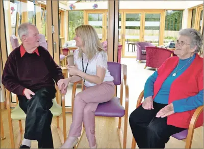  ?? 01_B23morven0­5 ?? Morven chats to Forrest Auld &amp; Johnann McHarg who use the Stronach Day Care Centre.
