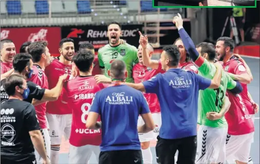  ??  ?? Los jugadores del Viña Albali Valdepeñas celebran sobre la pista del Martín Carpena su clasificac­ión para la final de Liga.