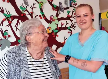  ?? PETER MICHAELIS ?? Josefin Riese, hier mit der rüstigen Bewohnerin Margot Kellner (93) aus dem Wohnpark Martinshöh­e, lernt den Beruf der Altenpfleg­efachkraft.