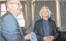  ?? ARCHIVFOTO: CHRISTIAN FLEMMING ?? 2014 erhält Manfred Eicher (rechts) den Lindauer Kulturprei­s, überreicht von dem damaligen OB Gerhard Ecker.