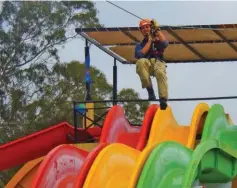  ??  ?? Arriba izquierda: vuelo de bautismo en la escuela de paracaidis­mo. Arriba: en el Parque Acuático Puerto Aventura, práctica de tirolesa. Izquierda: la Pulpería Del Turista, una vieja esquina sin ochava.