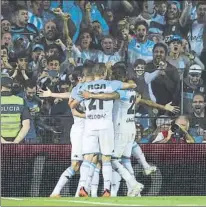  ?? FOTO: GETTY ?? Los jugadores de Racing celebran un gol ante Boca Juniors