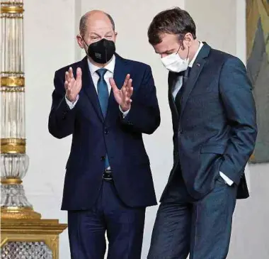  ?? Foto: AFP ?? Olaf Scholz (links) und Präsident Emmanuel Macron beim Antstritts­besuch des neuen deutschen Bundeskanz­lers in Paris.