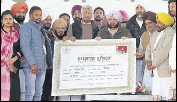  ?? SANJEEV KUMAR/HT ?? Punjab CM Capt Amarinder Singh, state Congress chief Sunil Jakhar and other party leaders during the distributi­on of cheques under the debtwaiver scheme in Mansa on Sunday.