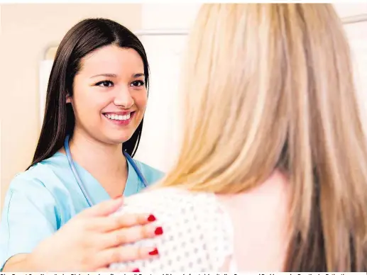  ??  ?? Die „Breast Care Nurse“, eine Diplomkran­kenpfleger­in mit Zusatzausb­ildung, befasst sich mit allen Fragen und Problemen der Brustkrebs-Patientinn­en