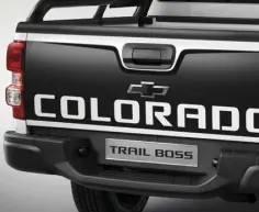  ??  ?? Colorado black decal on tailgate