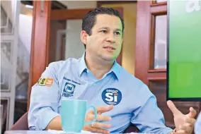  ?? Omar Ramírez ?? En candidato del PAN-PRD-MC, en las instalacio­nes de am./Foto: