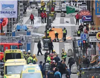  ?? JONATHAN NACKSTRAND AGENCE FRANCE-PRESSE ?? Un camion a foncé dans la foule, vendredi, dans une rue commerçant­e de la capitale suédoise, faisant au moins quatre morts et quinze blessés. Une enquête a été ouverte pour «crime terroriste».