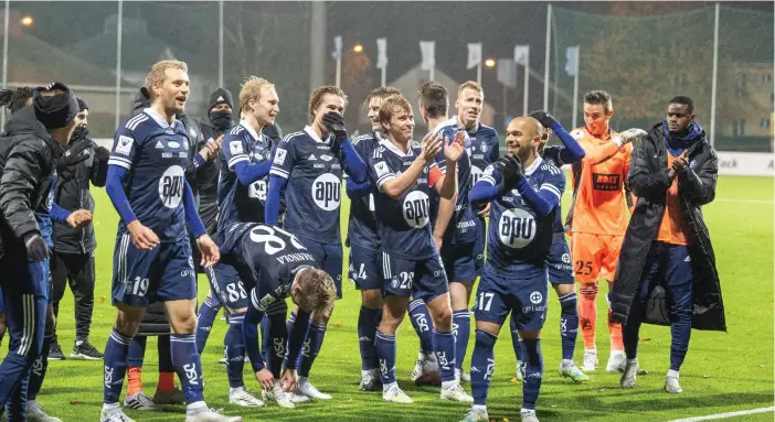  ?? FOTO: NICLAS NORDLUND / LEHTIKUVA ?? HJK-spelarna fick fira efter matchen i Mariehamn på söndagen.