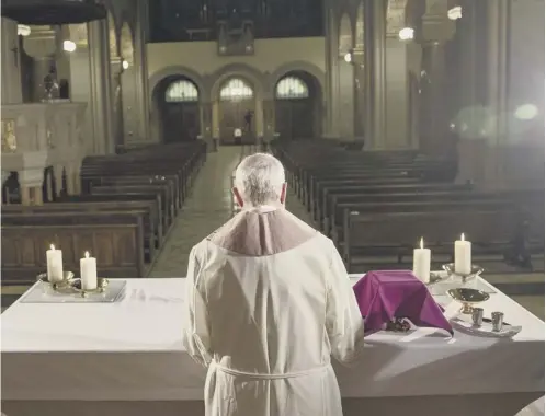  ??  ?? 0 A priest attends a rehearsal for the Sunday live streaming of a service at a catholic church during lockdown