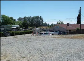  ?? ?? The Oroville Rescue Mission is seen behind an empty parcel of land planned for overnight trailer parking Wednesday in Oroville.