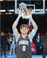  ?? FE ?? Mac McClung levanta su trofeo.