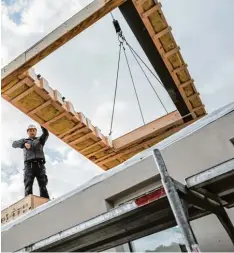  ?? Foto: Frank Rumpenhors­t, dpa ?? Arbeiten einzelne Firmen gut zusammen, läuft der Hausbau reibungslo­s ab. Ist das nicht der Fall, sollten Bauherren reagieren.