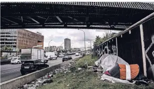  ?? FOTO: AFP ?? Illegale Migranten haben ihre Zelte unter einer Brücke aufgeschla­gen, die über die Pariser Stadtautob­ahn führt. Mehr als 1000 von ihnen sollen unter solchen Bedingunge­n leben. Die Behörden bekommen das Problem nicht in den Griff.