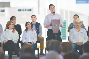  ??  ?? En Sonora, el presidente Enrique Peña Nieto hizo entrega de obras carreteras y aprovechó para despedirse de los ciudadanos, a unos días del término de su mandato.