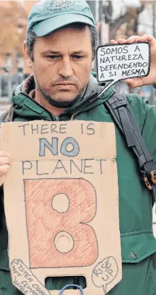  ?? EFE ?? Un activista protesta contra la contaminac­ión.