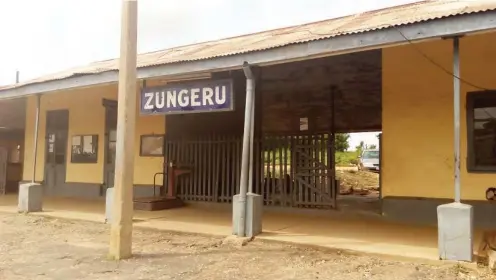  ??  ?? A Nigeria Railway Corporatio­n structure and signpost welcoming travellers to Zungeru