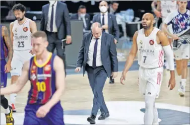  ??  ?? Pablo Laso se retira a los vestuarios, rodeado por Llull y Tyus, tras la primera parte de la final de Copa.