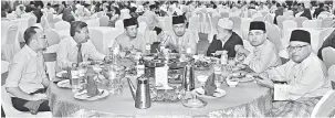  ??  ?? RAIKAN BERSAMA: Abu Seman (dua kanan), Abang Mohd Sibli (tengah), Siaw (dua kiri) serta yang lain ketika hadir pada Majlis Rumah Terbuka Hari Raya Aidilfitri TBS di Sibu, Isnin lepas.