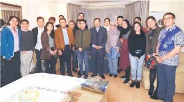  ??  ?? Abang Johari (centre) in a group photo with students and representa­tives of Yayasan Sarawak.