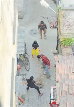  ?? SAMIR JANA / HT ?? ▪ KOLKATA: There’s even a gully version of football in Kolkata, where kids play the openfield game in a narrow alley, as here in the residentia­l area of College Street.