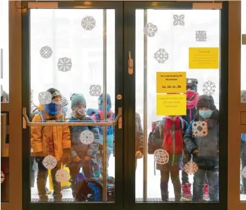  ?? Foto: Ulrich Wagner ?? Gestern kurz vor acht an der Laurentius‰Grundschul­e in Bobingen (Kreis Augsburg): Kinder warten darauf, dass sich die Schul‰ türen endlich wieder öffnen.