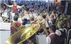  ?? FOTO: WALTER SCHMID ?? Sechs Kapellen sorgten für Stimmung bei der Feier.