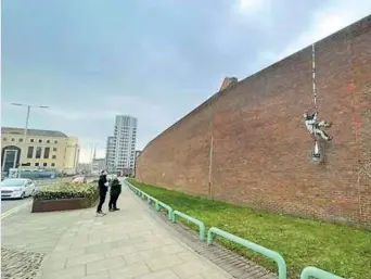  ?? (video Bbc) ?? Evasione Il murale comparso qualche giorno fa sulla cinta dell’ex carcere di Reading, vicino a Londra