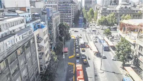  ??  ?? En la esquina Santa Rosa-Alameda, una de las más golpeadas durante el estallido social, se habilitará una plaza.