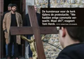  ?? FOTO SEBASTIAN STEVENIERS ?? De kunstenaar voor de kerk tijdens de protestact­ie. “We hadden enige commotie verwacht. Maar dit?”, reageert Tom Herck.