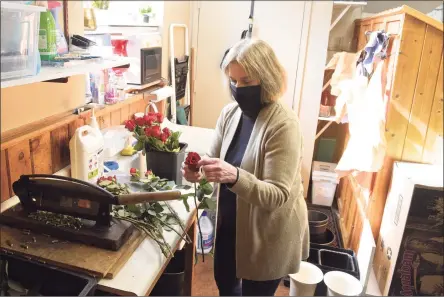  ?? H John Voorhees III / Hearst Connecticu­t Media ?? Kathleen Menichelli prepares roses for Valentine’s Day. Menichelli has owned Alice’s Flower Shop in Bethel for 25 years. Valentine’s Day is her busiest time of the year.