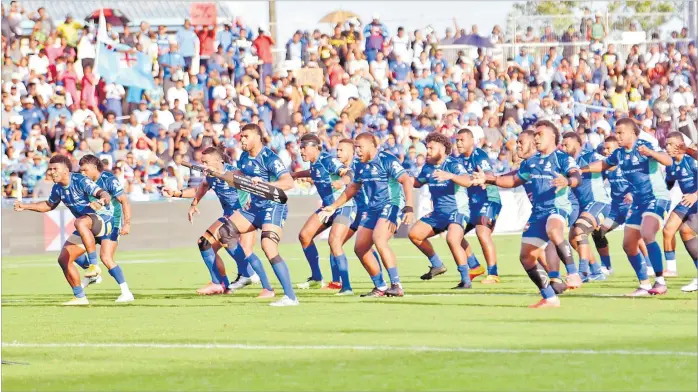  ?? Picture: JONACANI LALAKOBAU ?? Fijian Drua skipper Meli Derenalagi leads the team in the war dance i bole against the Highlander­s during their Super Rugby match at the ANZ Stadium in Suva on Saturday, April 30, 2022.