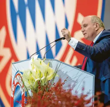  ?? Foto: Matthias Balk, dpa ?? Uli Hoeneß bekam auf der Jahreshaup­tversammlu­ng auch manchen Gegenwind. Vor allem hat den Mitglieder­n nicht gefallen, wie das Oberhaupt der Bayern mit Paul Breitner umgegangen ist.