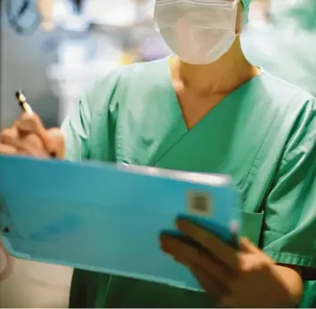  ?? Symbolfoto: Alexander Kaya ?? Bei Medinetz Ulm engagieren sich vor allem Medizinstu­denten. Sie geben den Patienten ohne Krankenver­sicherung Ratschläge, begleiten sie zum Arzt und setzen sich auch politisch für deren Versorgung ein.