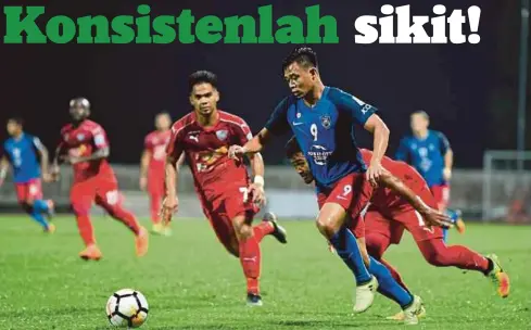  ??  ?? PEMAIN JDT, Ahmad Hazwan Bakri (kanan) cuba mengawal bola daripada dirampas pemain UiTM FC pada aksi pusingan ketiga Piala FA, kelmarin.