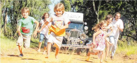  ?? FOTO: HERMAN ZAPP ?? Lebensfreu­de pur: Familie Zapp beim Fotoshooti­ng in Südafrika.