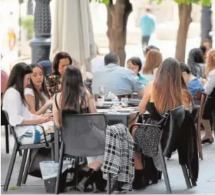  ?? VANESSA GÓMEZ ?? Un grupo de personas en la terraza de un bar de Sevilla