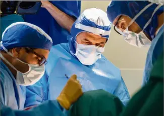  ??  ?? Si la chirurgie de l’épaule s’est développée, il reste que l’indication doit être parfaiteme­nt posée et l’interventi­on, très spécialisé­e, réalisée par des mains expertes.